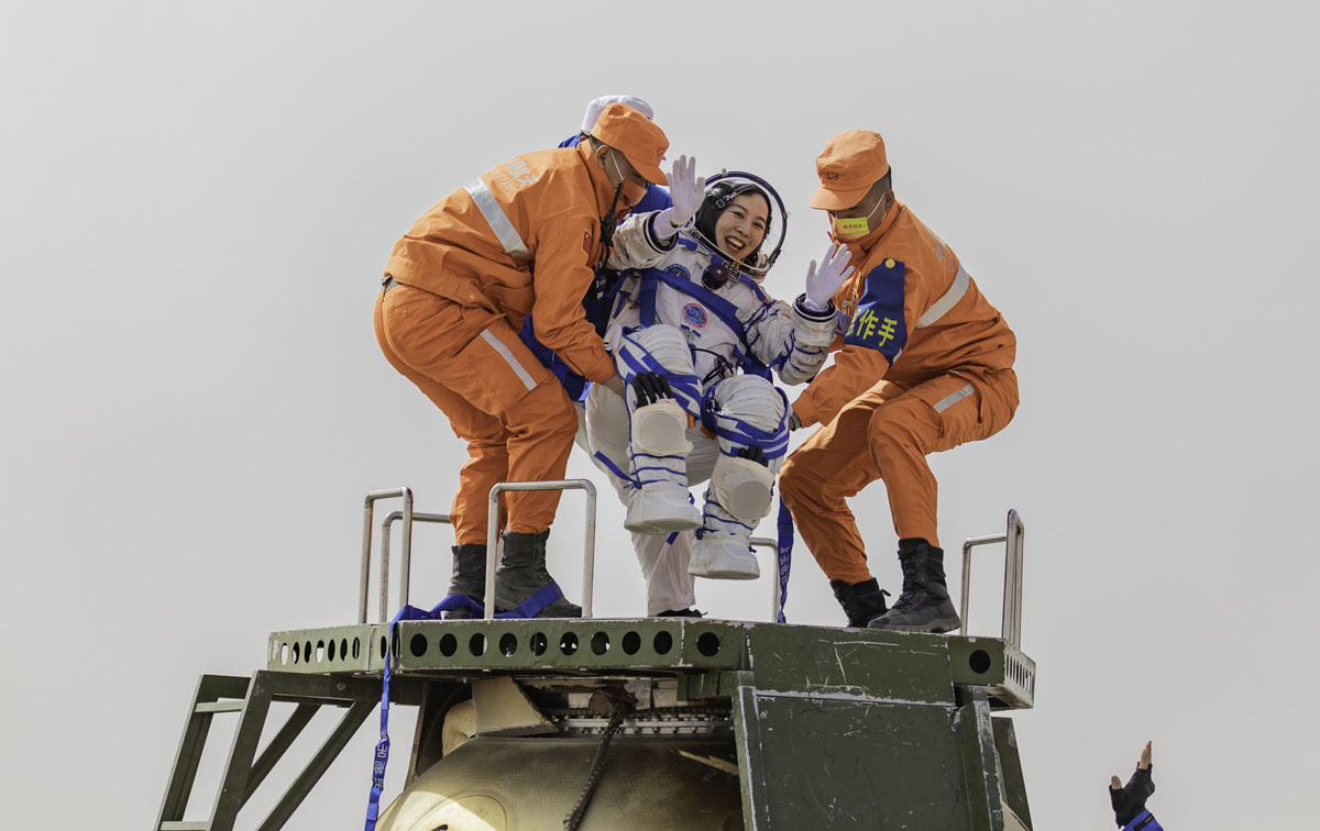 Taikonaut Wang Yaping waves to people after finishing the sixth-month-long Shenzhou XIII mission, April 16, 2022. VCG