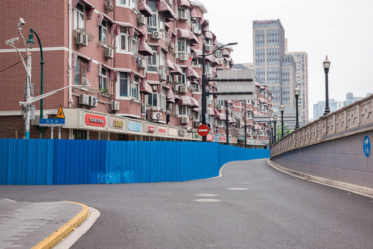 An empty street during the lockdown in Shanghai, April 20, 2022. Gao Zheng for Sixth Tone