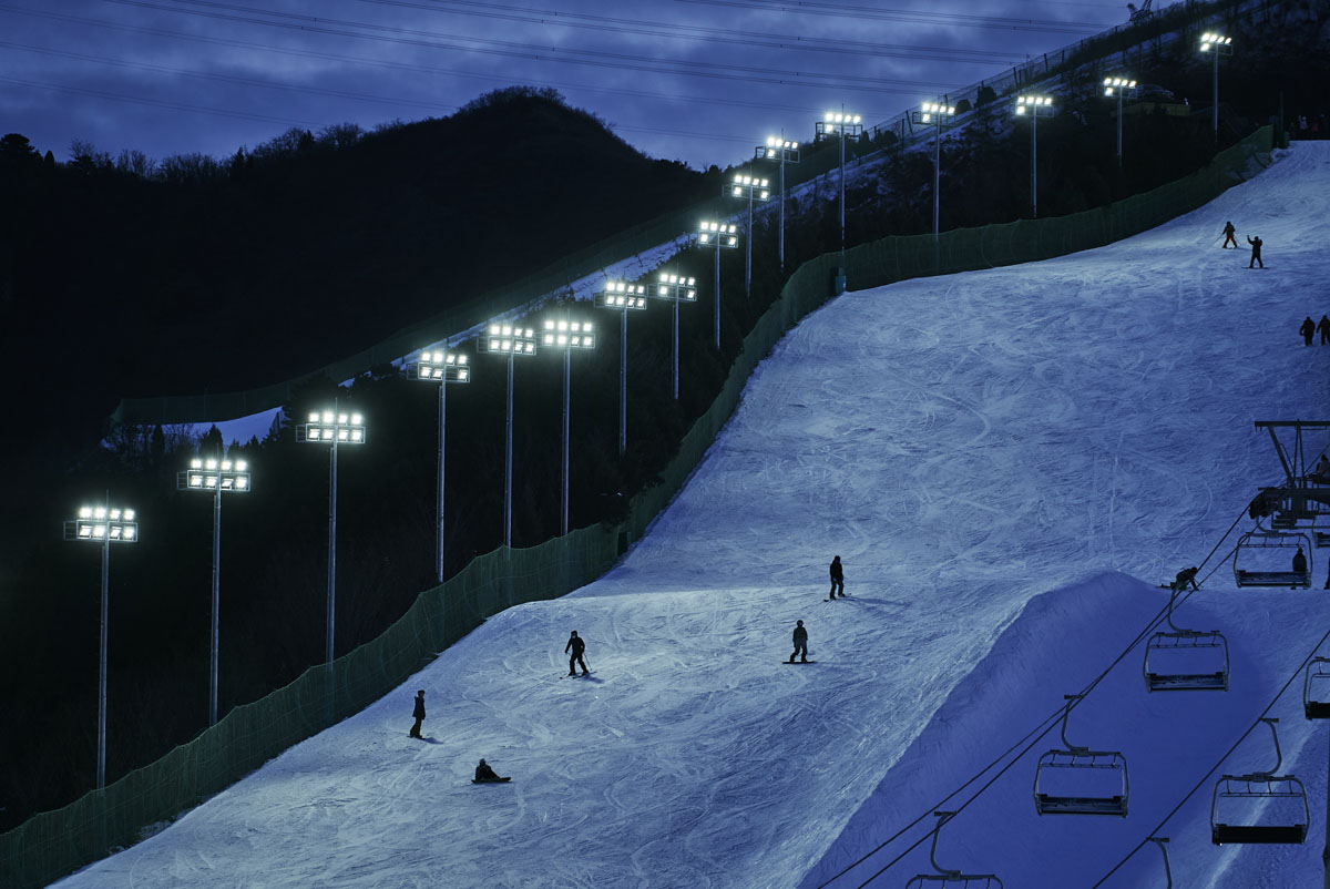 People ski at night at Nanshan Ski Resort, Beijing, Jan. 8, 2022. Wu Huiyuan/Sixth Tone