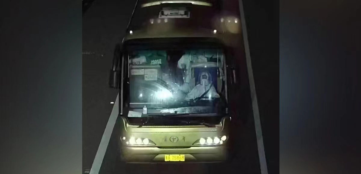 A photo of the bus transferring people to quarantine the night before the tragic accident in which it crashed in Guizhou province, Sept. 18, 2022. The accident killed 27 people and injured 20 people. From @一只爱行摄的青蛙 on Weibo
