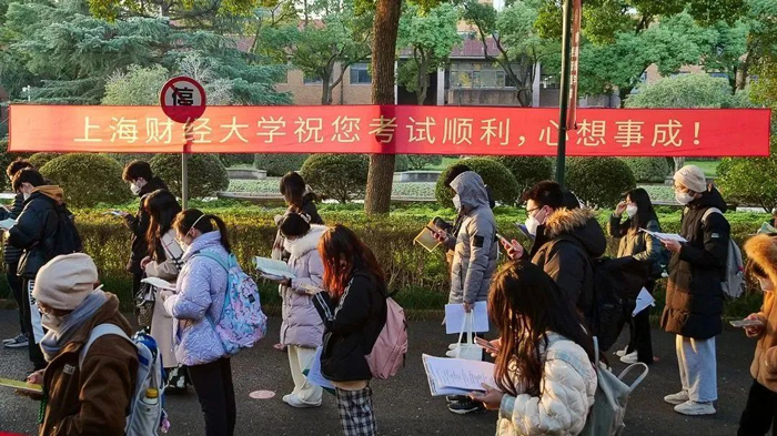 Students prepare to enter an exam room to take the postgraduate entrance exams at the Shanghai University of Finance and Economics, Dec. 24, 2022. From @上海财经大学 on WeChat
