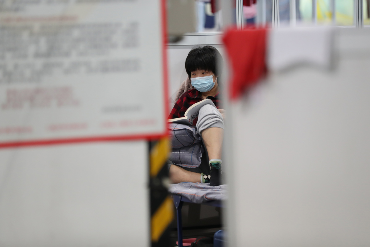 A COVID patient revises for the postgraduate entrance exams inside a “fangcang” shelter hospital in Shanghai, April 2022. Liu Xiaojing/VCG