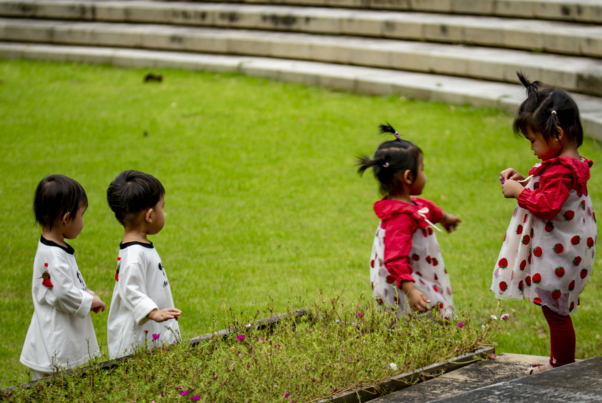 Two sets of twins play at a park in Qionghai, Hainan province, Oct. 15, 2022. VCG
