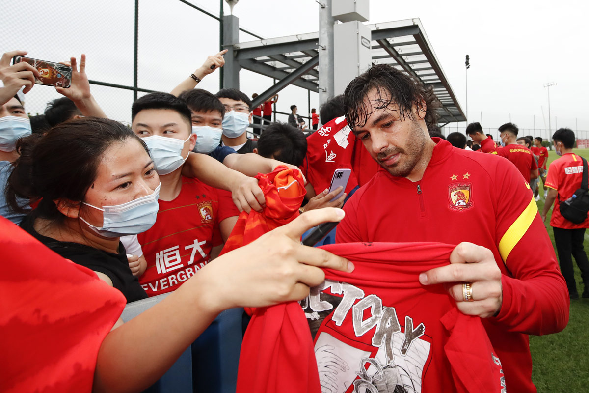 Ricardo Goulart signs autographs for fans in Guangzhou, Guangdong province, 2021. VCG