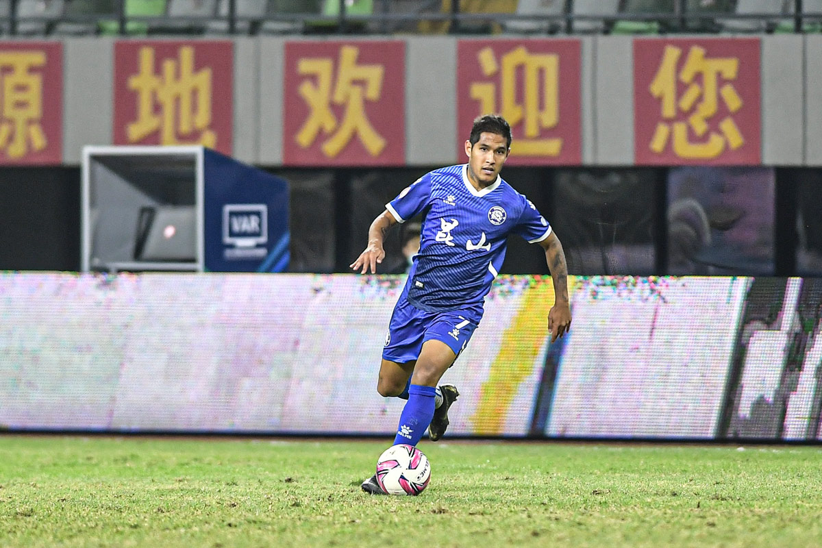 Roberto Siucho Neira dribbles the ball during a match in Meizhou, Guangdong province, 2021. IC