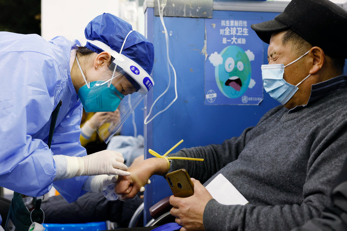 A patient prepares to receive a transfusion at a clinic in Shanghai, Dec. 31, 2022. Yin Liqin/CNS/VCG