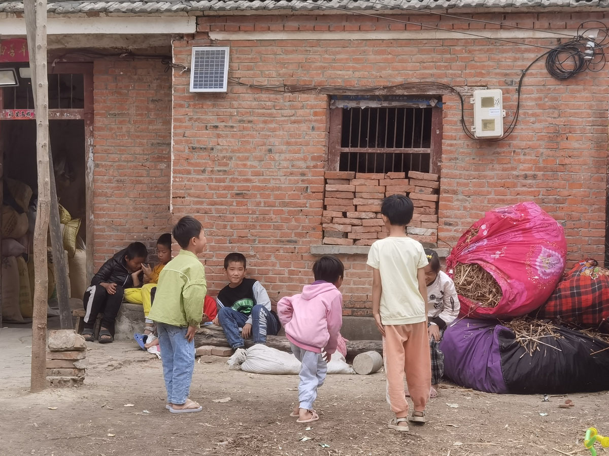 Local children play together near Xu Hai’s house, 2022. Xianwei Story
