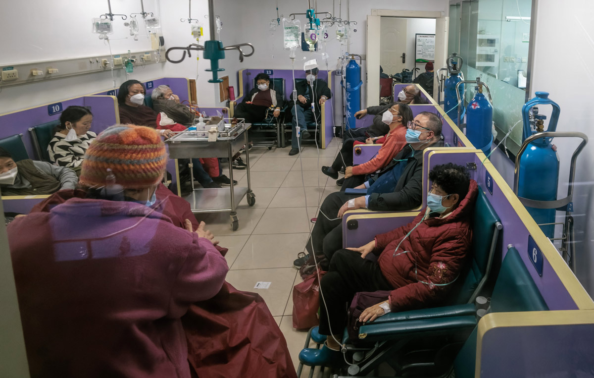 Patients receive intravenous medication and oxygen therapy at a health center in Shanghai, Jan. 13, 2023. Alex Plavevski/EPA via IC