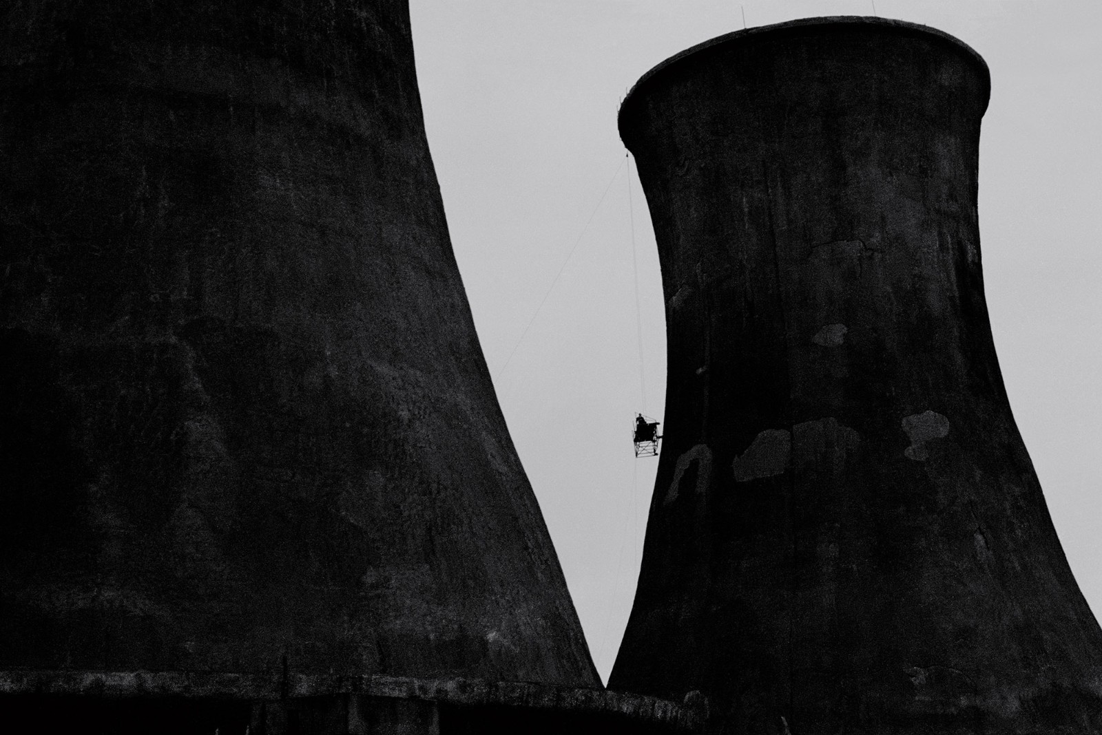 nachrichten Der Kühlturm eines Kraftwerks in Fuxin, Provinz Liaoning, 1978. Wang Yuwen/China Photographers Association