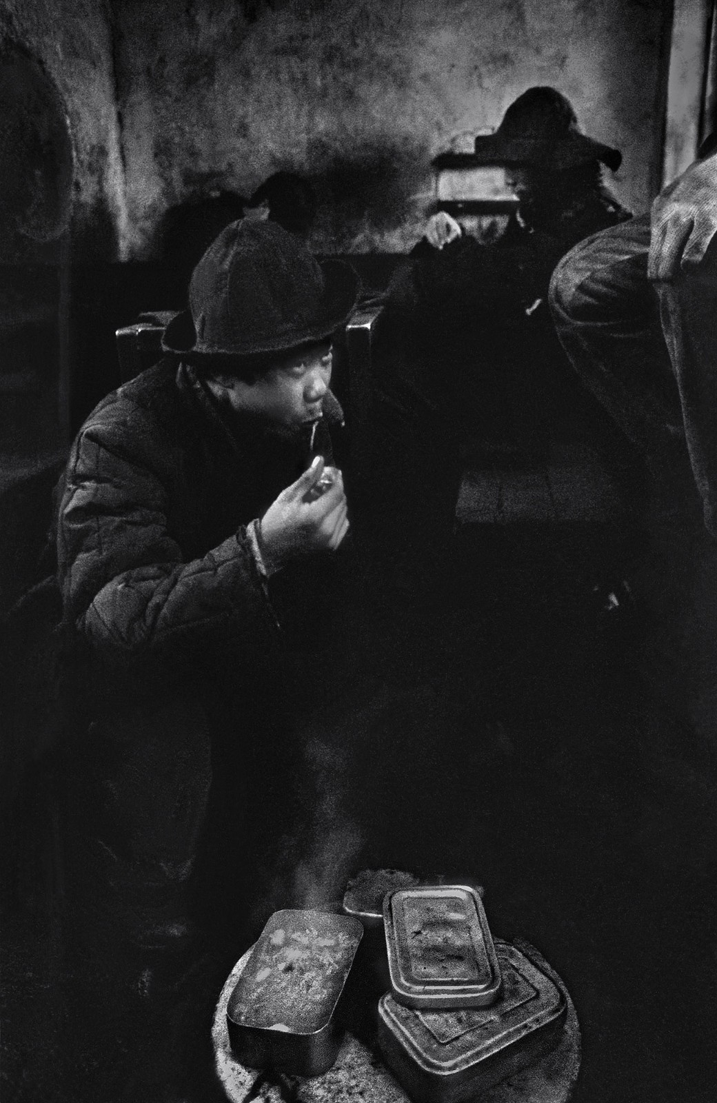 nachrichten Ein Arbeiter isst sein Mittagessen in einem Stahlwerk in Benxi, Provinz Liaoning, 1979. Wang Yuwen/China Photographers Association