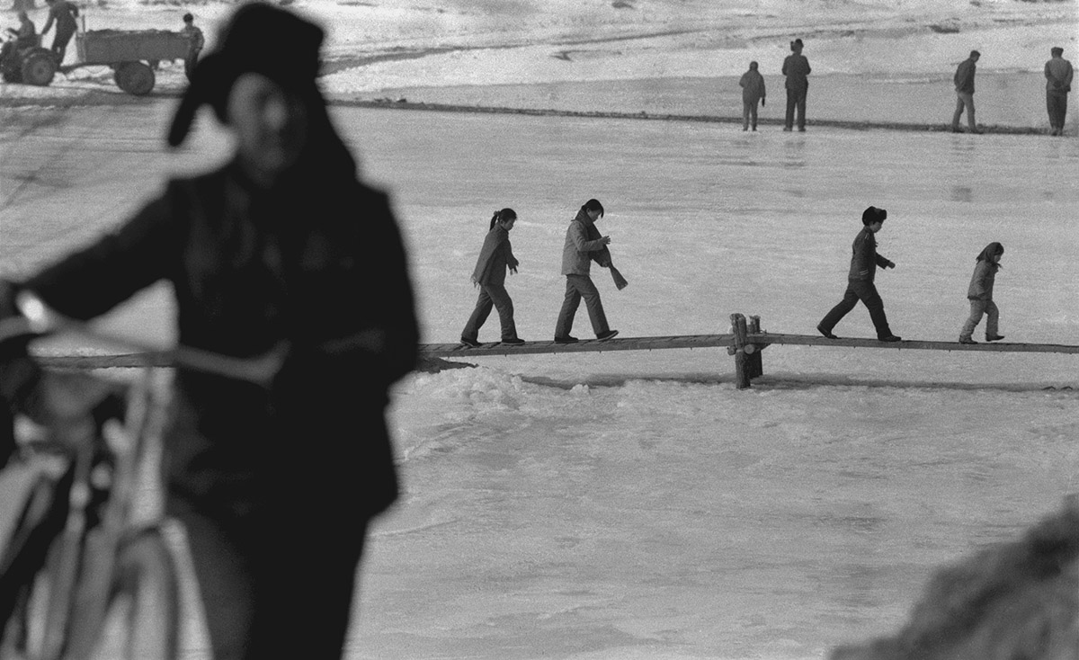 nachrichten Bewohner überqueren im Winter 1985 einen Fluss. Wang Yuwen/China Photographers Association