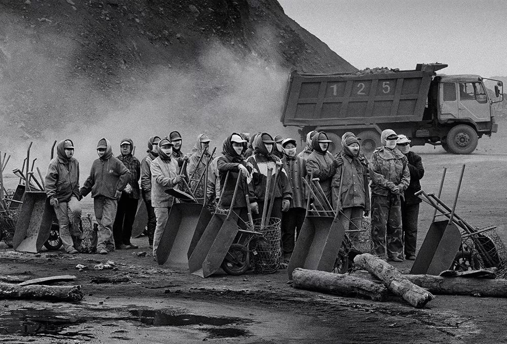 nachrichten Arbeiterinnen holen Kohle in einem Tagebau in Fuxin, Provinz Liaoning, 1995 ab. Wang Yuwen/China Photographers Association