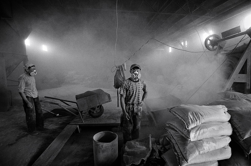 nachrichten Eine Magnesia-Fabrik in Haicheng, Provinz Liaoning, 1999. Wang Yuwen/China Photographers Association