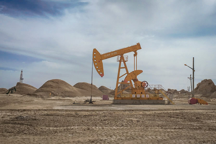 Oil drilling equipment in Da Qaidam, Qinghai province, Sept. 23, 2017. Jiang Chenyue for Sixth Tone
