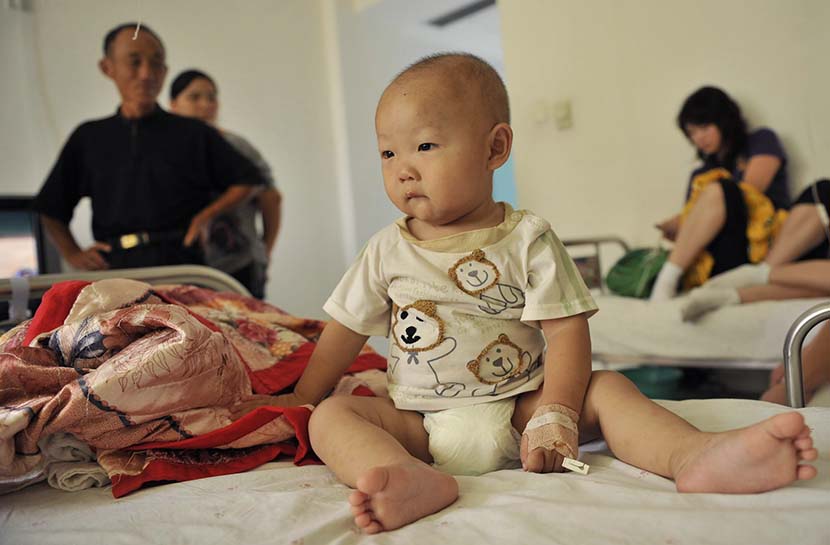 An 8-month-old boy is hospitalized with urinary problems after drinking baby formula from Sanlu in Wuhan, Hubei province, Sept. 17, 2008. Hai Lang/VCG