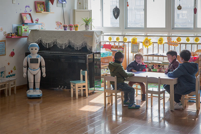 Education robot iPal stands in the corner of a classroom at Shunhu Kindergarten in Suzhou, Jiangsu province, Dec. 6, 2017. Shi Yangkun/Sixth Tone