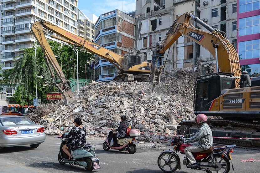 A demolition site near the coast of Sanya Bay, Sanya, Hainan province, Dec. 5, 2017. Fan Liya/Sixth Tone