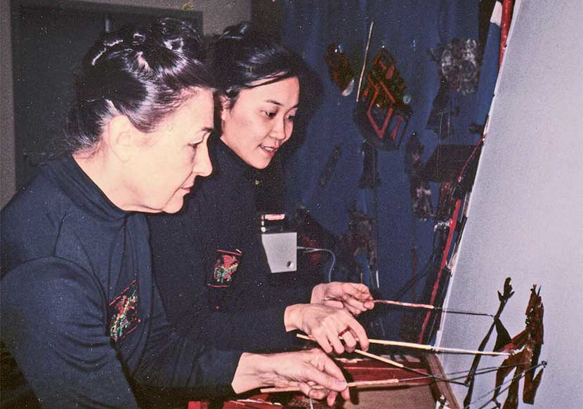 Jo Humphrey (left) and Kuang-Yu Fong (right) are behind the screen at a show in the U.S., 1986. Courtesy of Li Mingjie