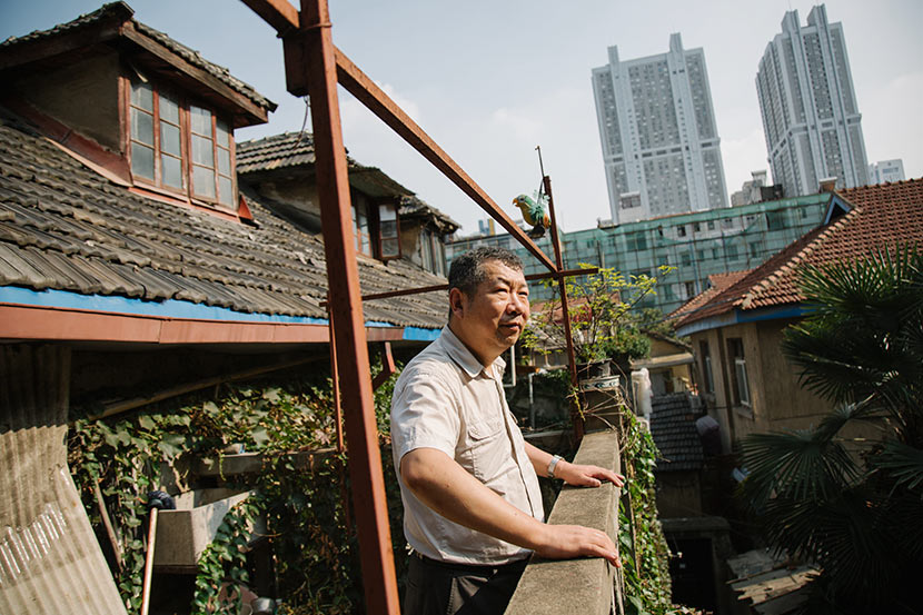 Hu Fusun stands on the balcony of the home that has belonged to his family for generations, Nanjing, Jiangsu province, July 28, 2017. Wu Huiyuan/Sixth Tone