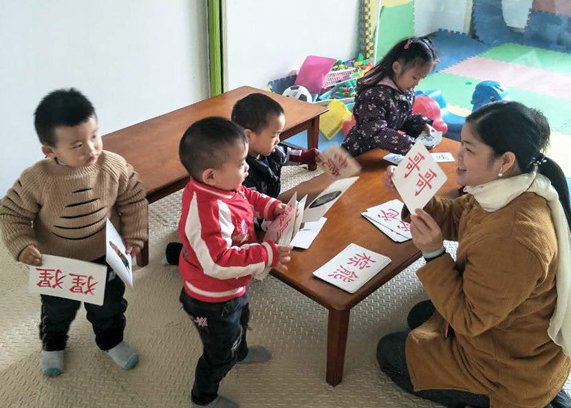 Children study Chinese with a teacher at a ‘sishu’ in Xiamen, Fujian province, 2017. Courtesy of Yuan Honglin