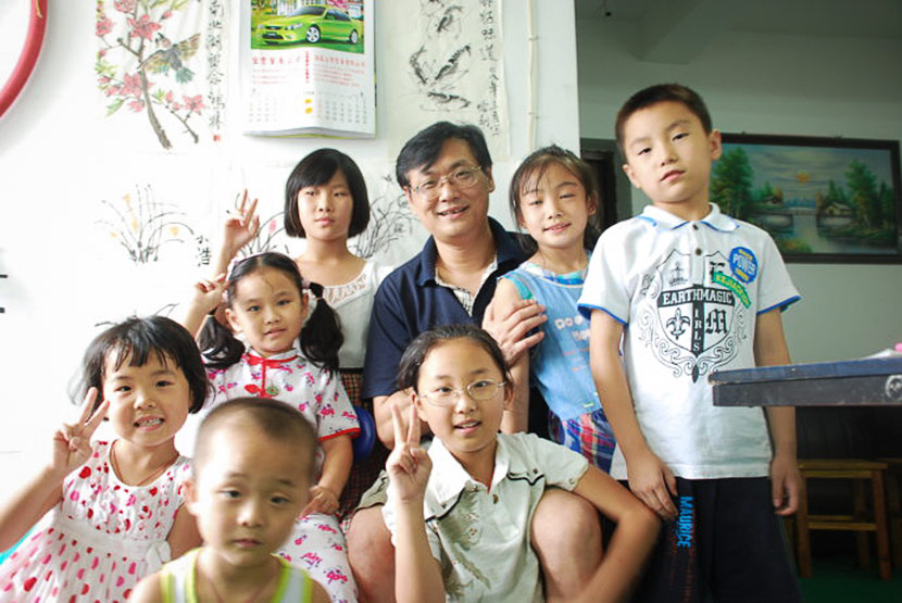 Homeschooling advocate Yuan Honglin and his daughter, Yuan Xiaoyi (center, with glasses), pose for a photo with other ‘sishu’ students in Haiyan County, Zhejiang province. Courtesy of Yuan Honglin