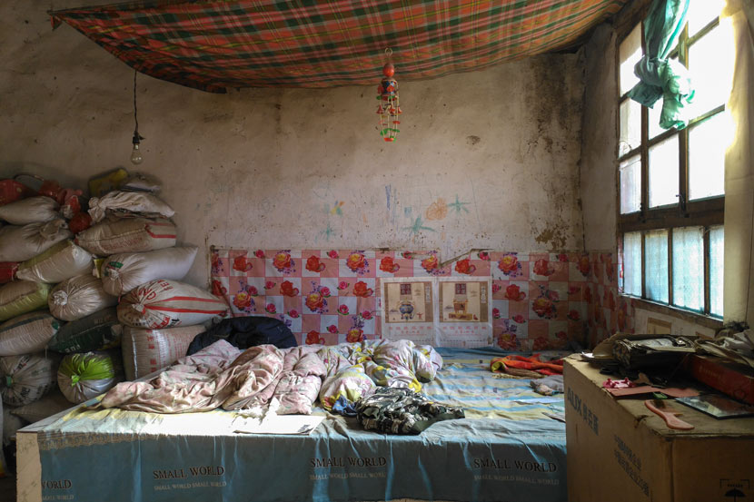 The bed inside the Chi family’s house in Bin County, Shaanxi province, Nov. 7, 2017. Twenty years ago, Wang, Chi Junlu, and the three Chi boys slept here. Ming Que for Sixth Tone