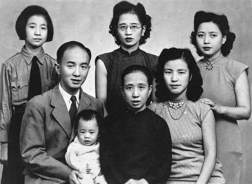 A photograph of the Wu family in Chongqing, taken around 1947. Courtesy of ‘Old Photos’