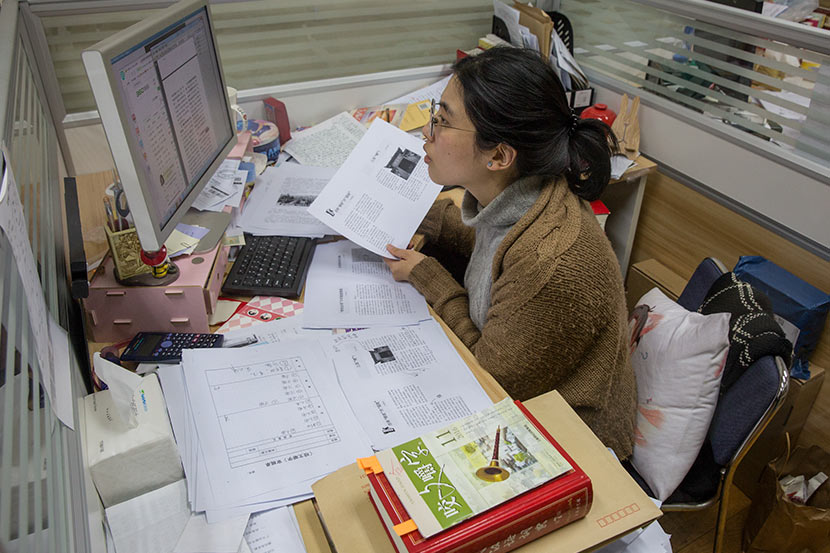 Yaowen Jiaozi editor Shi Junnan proofreads a page on her computer screen, Shanghai, Jan. 8, 2018. Shi Yangkun/Sixth Tone