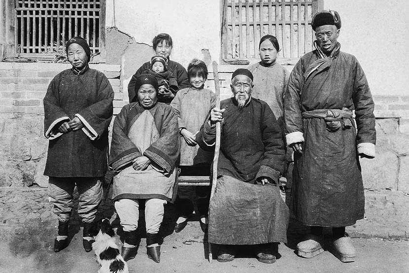 A photograph of a peasant family in Yantai, Shandong province, taken by a foreign missionary in the 1920s. Courtesy of ‘Old Photos’