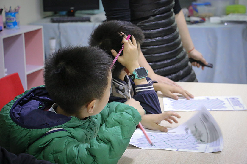 Children with dyslexia take a class at Weining Dyslexia Education Center in Shenzhen, Guangdong province, Jan. 30, 2018. Cai Yiwen/Sixth Tone