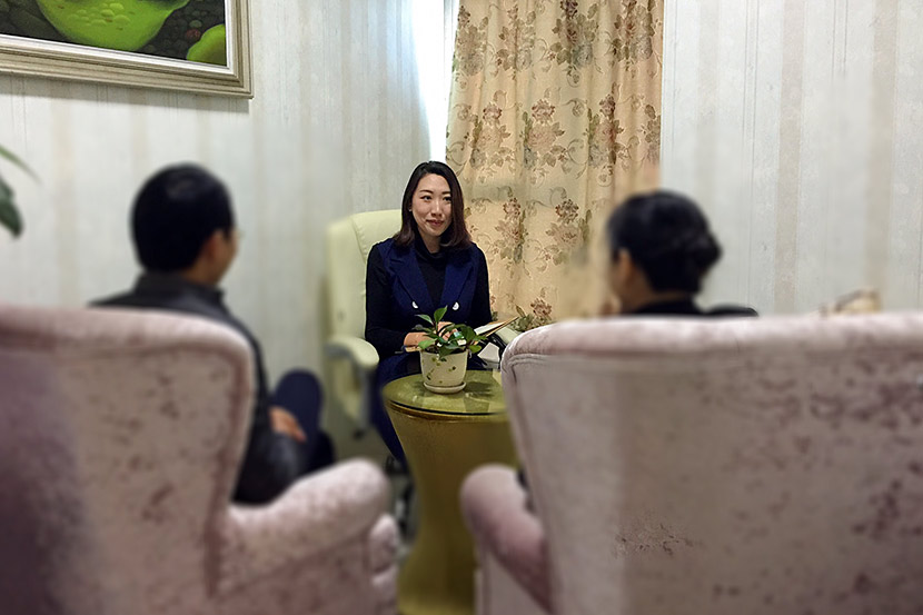 Liu Yiman counsels a couple at her studio, Yiman Emotional Post, in Shenzhen, Guangdong province, 2017. Courtesy of Liu Yiman