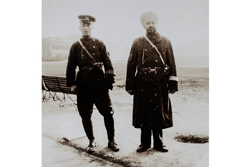 A Chinese and a Sikh officer from the SMP pose for a photo in Shanghai, 1930. Courtesy of the Billie Love Historical Collection