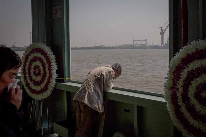 People weep after a sea burial in Shanghai, April 1, 2018. Shi Yangkun/Sixth Tone