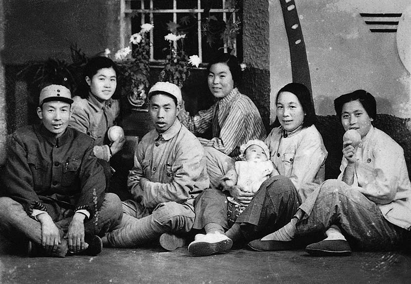 Yuan Xiqin (third from right) poses for a photo with her colleagues in Jinan, Shandong province, 1949. Courtesy of ‘Old Photos’