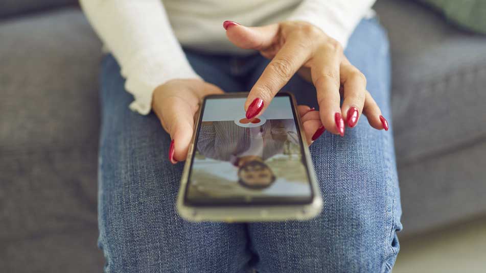 Frustrated by Dating Apps, Chinese Students Abroad Still Hope for Love