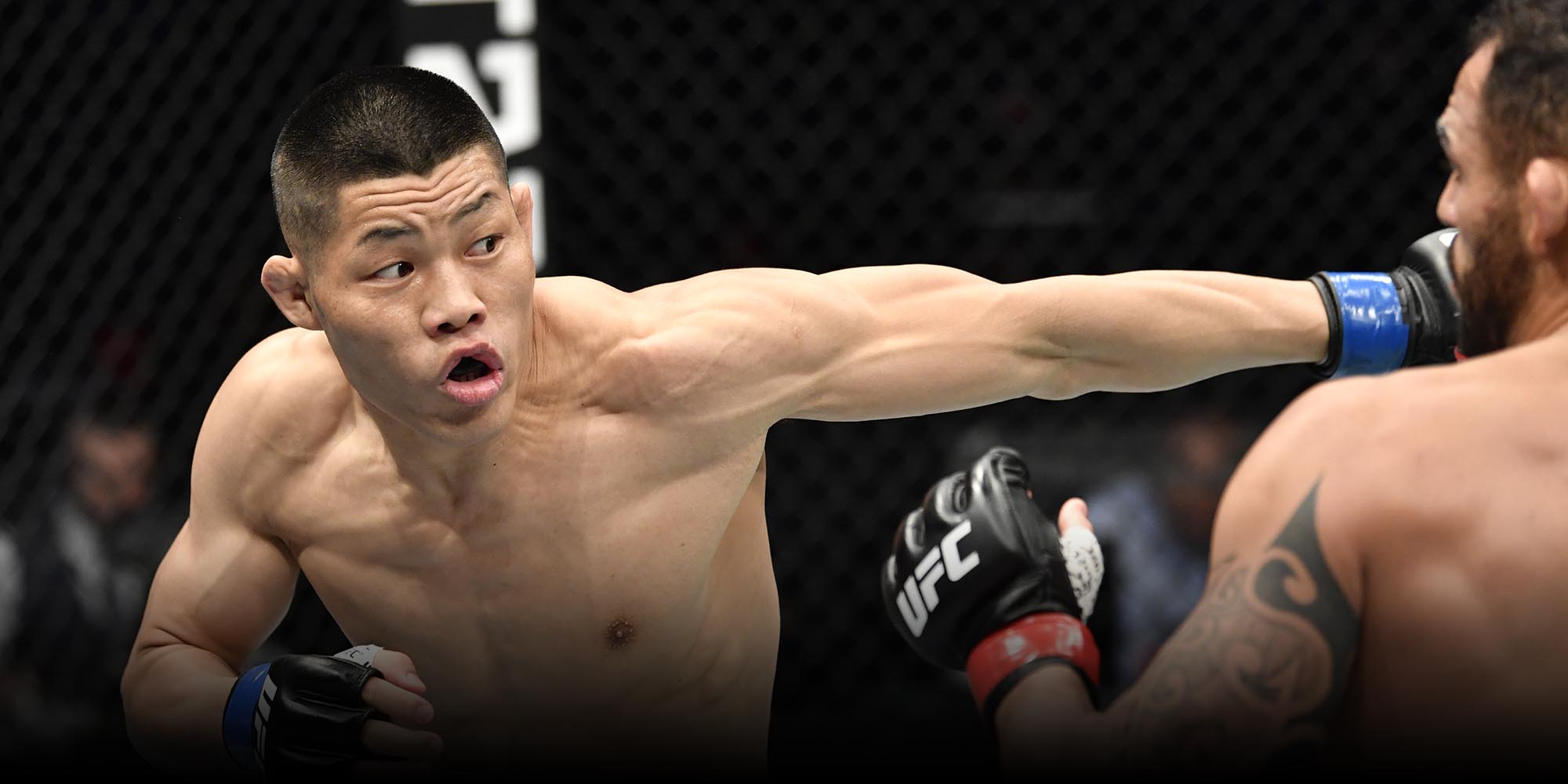 Видео чимаев юфс. Li Jingliang UFC. Ли Джинглианг Чимаев. Li Jingliang Понзиниббио Сантьяго. Ли Цзинлян боец.