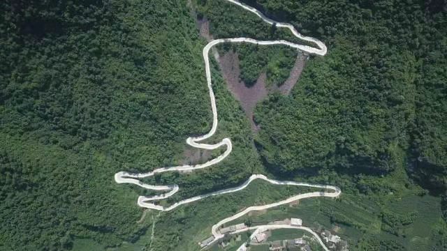 An aerial view of the mountain road connecting Yuanbao Village to the outside world. Courtesy of the interviewee