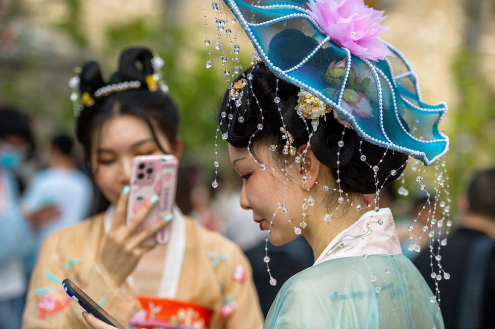 Young women in “hanfu” clothing in Shenzhen, Guangdong province, April 23, 2022. VCG