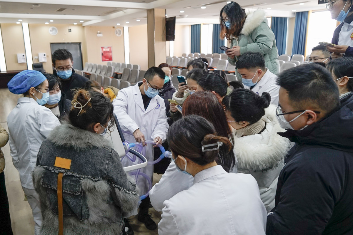Yang Lin, a pulmonologist at the Zitong County People’s Hospital, demonstrates how to use the ventilator, Sichuan province, Jan. 5, 2023. Fu Beimeng/Sixth Tone