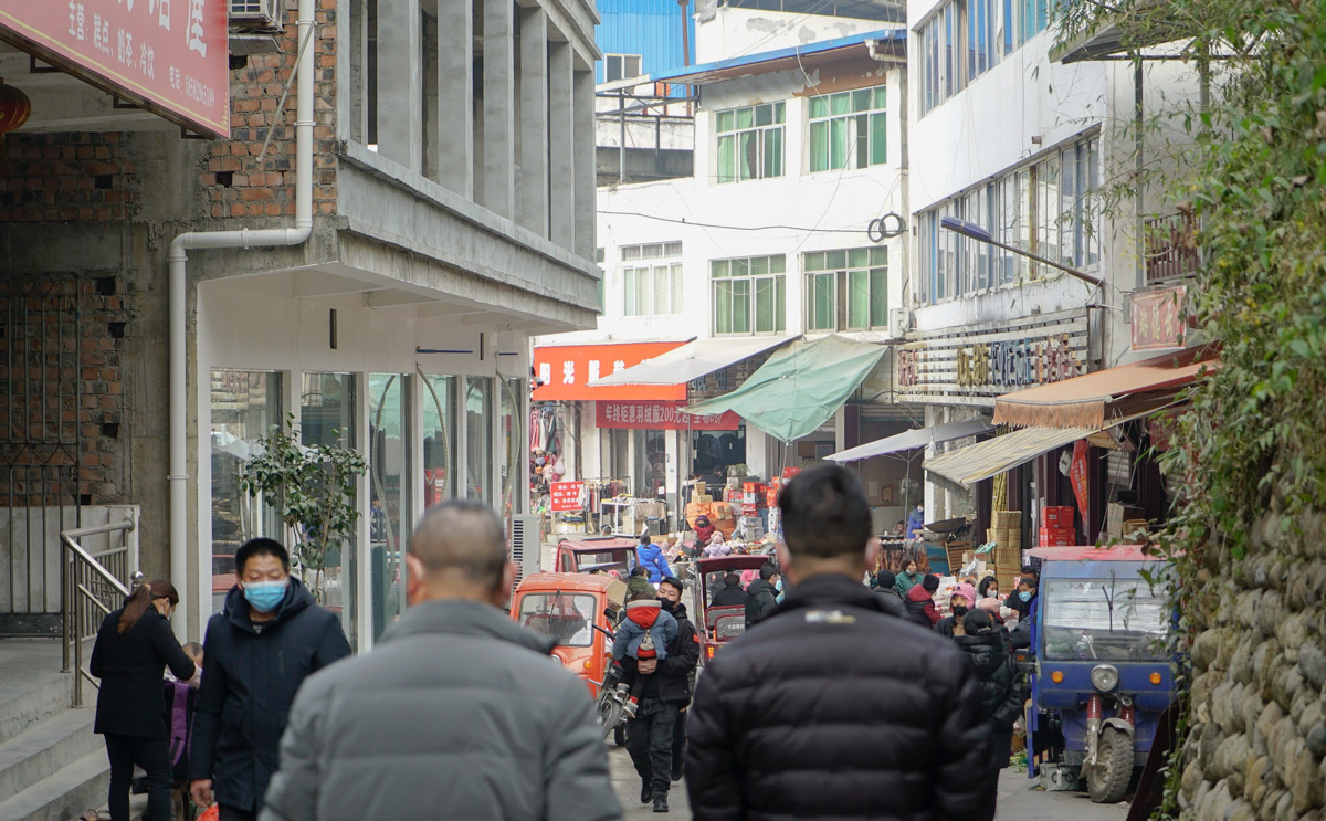 A street in Qingchuan County, Sichuan province, Jan. 8, 2023. Fu Beimeng/Sixth Tone