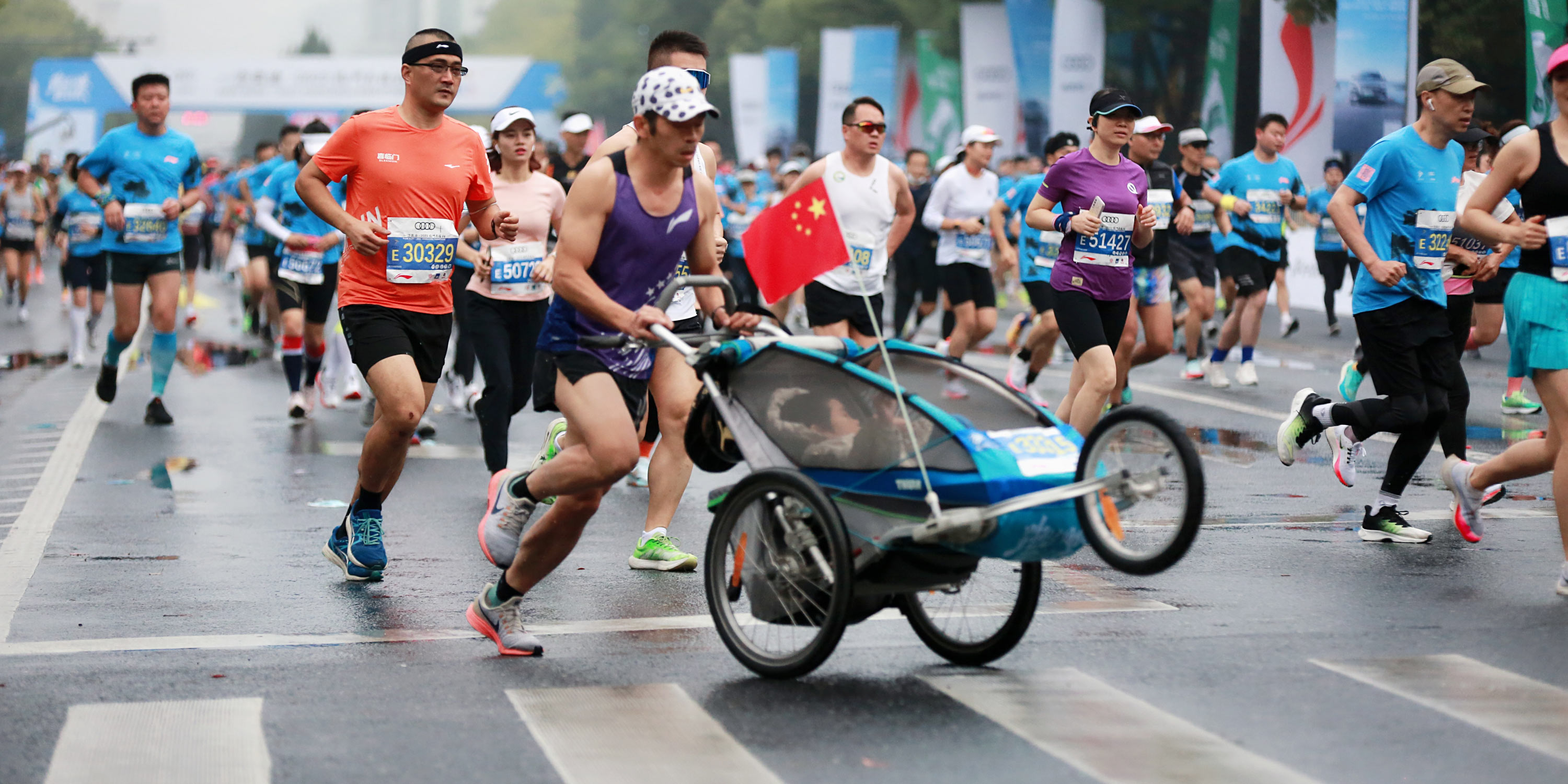 The Father-Son Duo Winning Over China’s Marathon Scene thumbnail