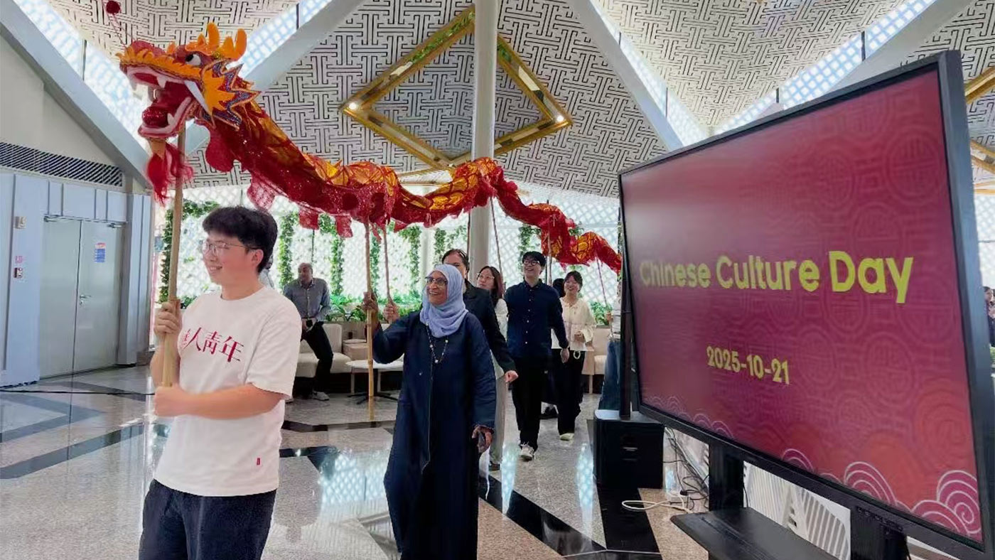 Beyond Dubai’s Bling, Chinese Students See a Future